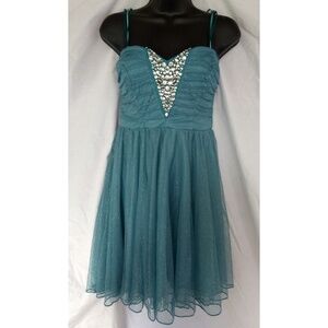 Trixxi ▪️Sparkly A-line Dress w/ Sweetheart Neckline & Diamond V-Detailing